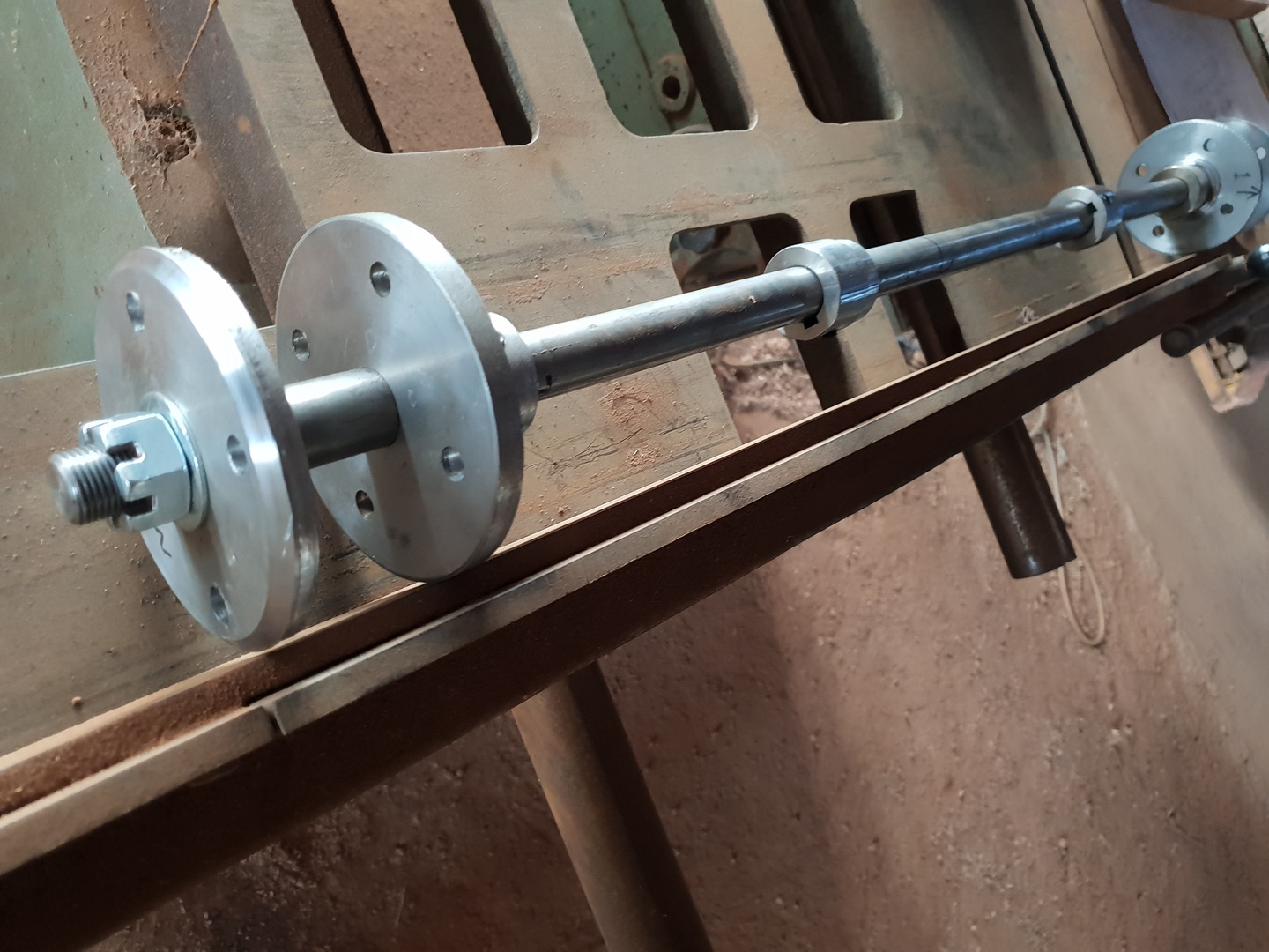 13-Rear-axle-with-hubs